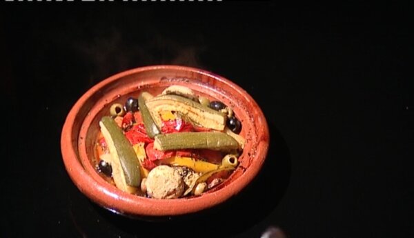Sałatka, tagine z kurczakiem i truskawki w obłokach, czyli szczypta orientu u Przemka