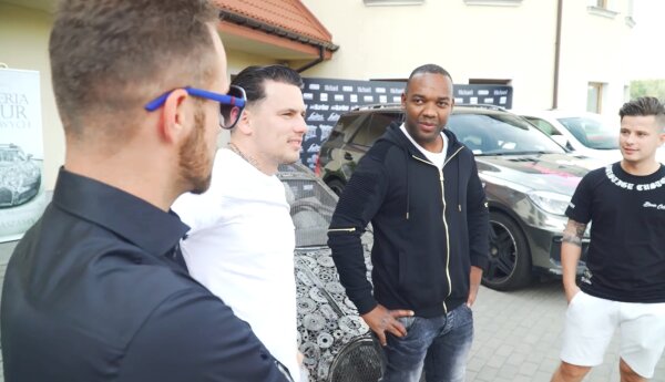 R8 klienta z Londynu niegotowe na czas